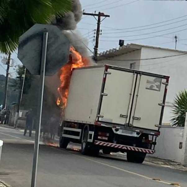 CAMINHÃO DE CANOINHAS PEGA FOGO EM RIO NEGRINHO-SC