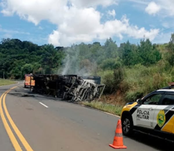 CAMINHÃO PEGA FOGO APÓS TOMBAR EM GUARAPUAVA