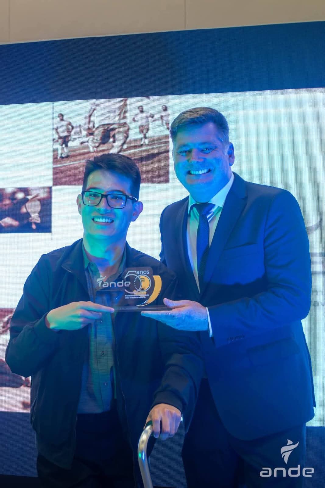 Atleta Crystian Felipe Godoy do programa paralímpico é homenageado em cerimônia de 50 anos da ANDE