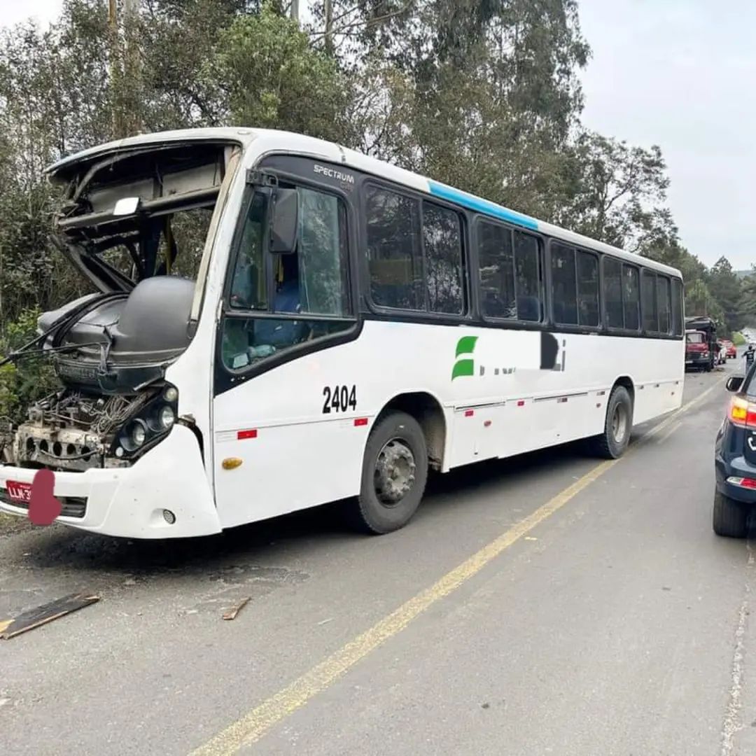 ÔNIBUS BATE NA TRASEIRA DE CAMINHÃO
