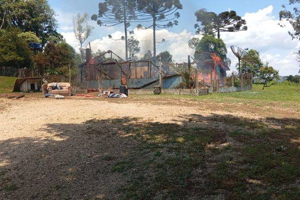 Incêndio destrói residência na região de Flor da Serra