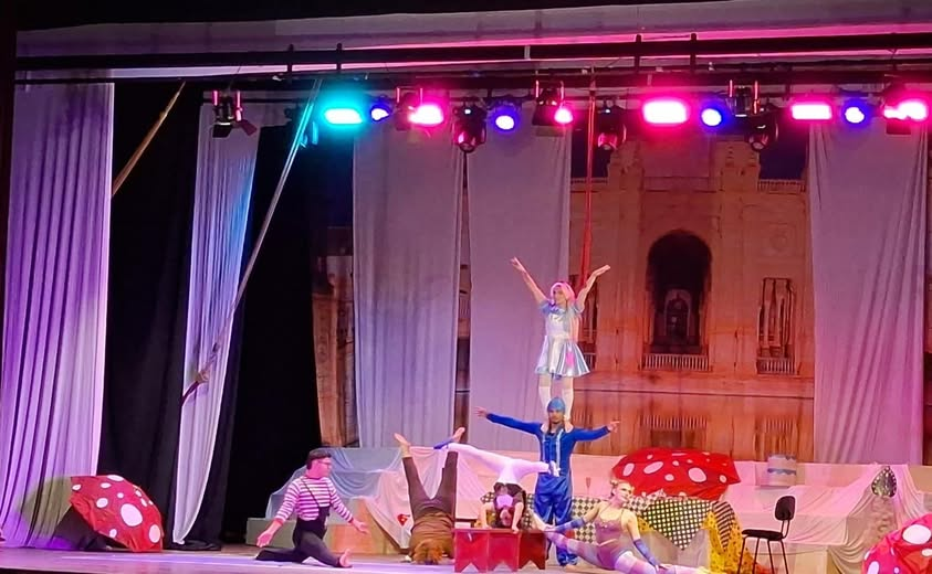Circo Escola Arlequim encanta público com releitura de "Alice no País das Maravilhas" no Cine Teatro Luz