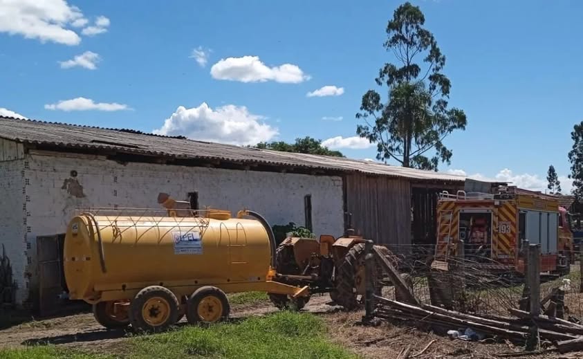 BOMBEIROS DE IRINEÓPOLIS COMBATEM INCÊNDIO EM ESTUFA DE FUMO NA COLÔNIA RIO PRETO