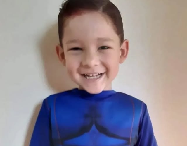 CRIANÇA CAI EM CIMA DE GRADE DE FERRO E FICA EM ESTADO GRAVE