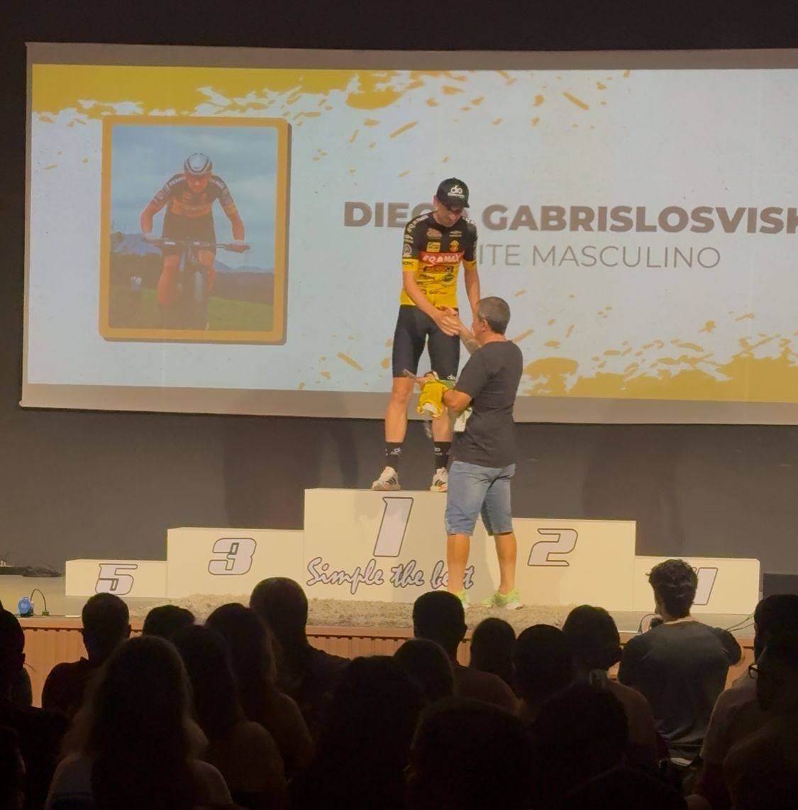 O Ciclista DIEGO GABRISLOWSKI recebeu homenagem da Federação Paranaense pelo Tri campeonato estadual, conseguido na temporada passada.